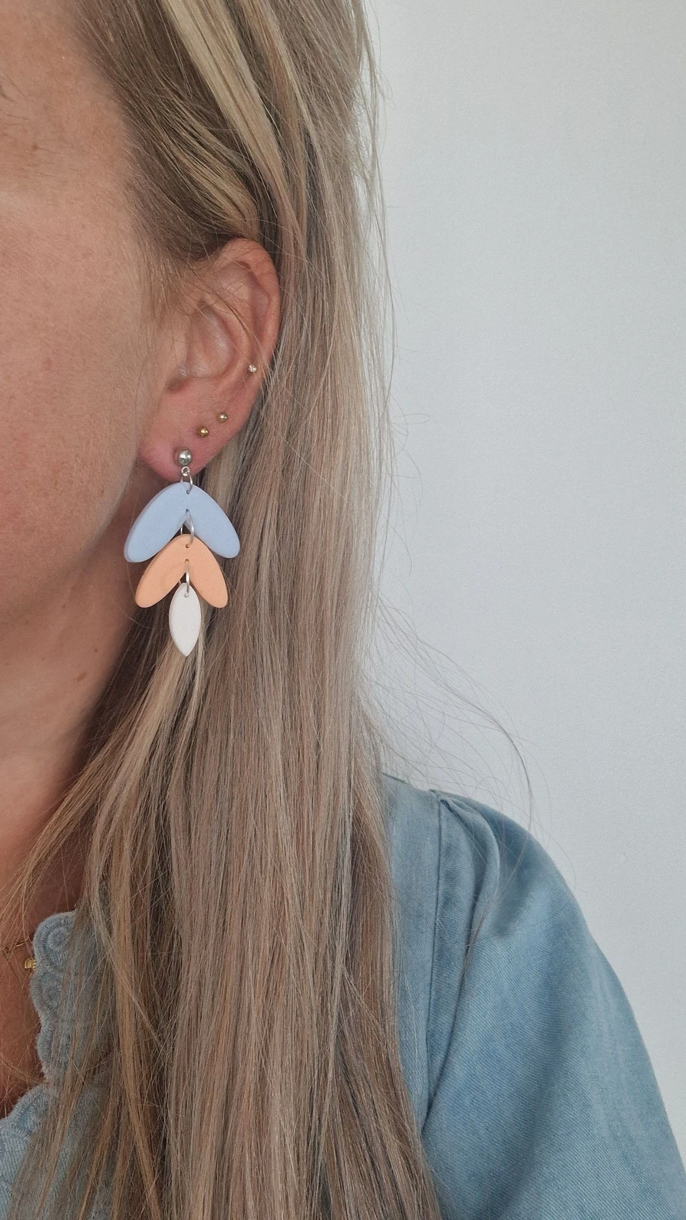 *neuf* boucles d'oreilles bleues avec saumon et blanc – photo 2